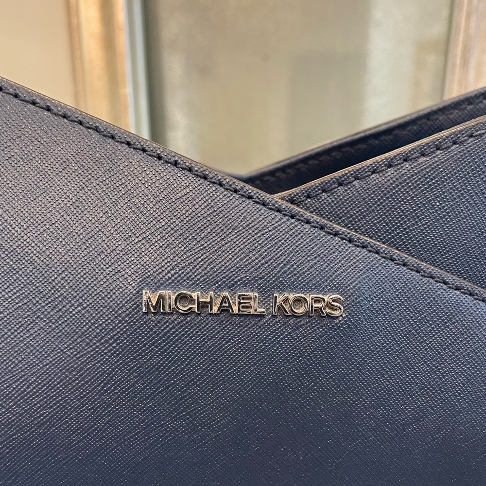 🔥 Michael Kors. EUC.Jet Set large shoulder bag. Navy blue.